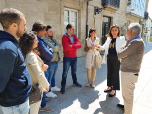 Carmen José analiza con Ánxeles Vázquez a necesidade de dotar a Sarria dun auditorio e o desenvolvemento urbanístico do municipio